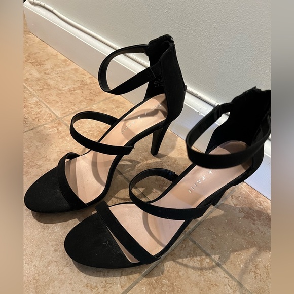 Kelly and Katie Elegant Black Strappy Heels - Picture 2 of 2